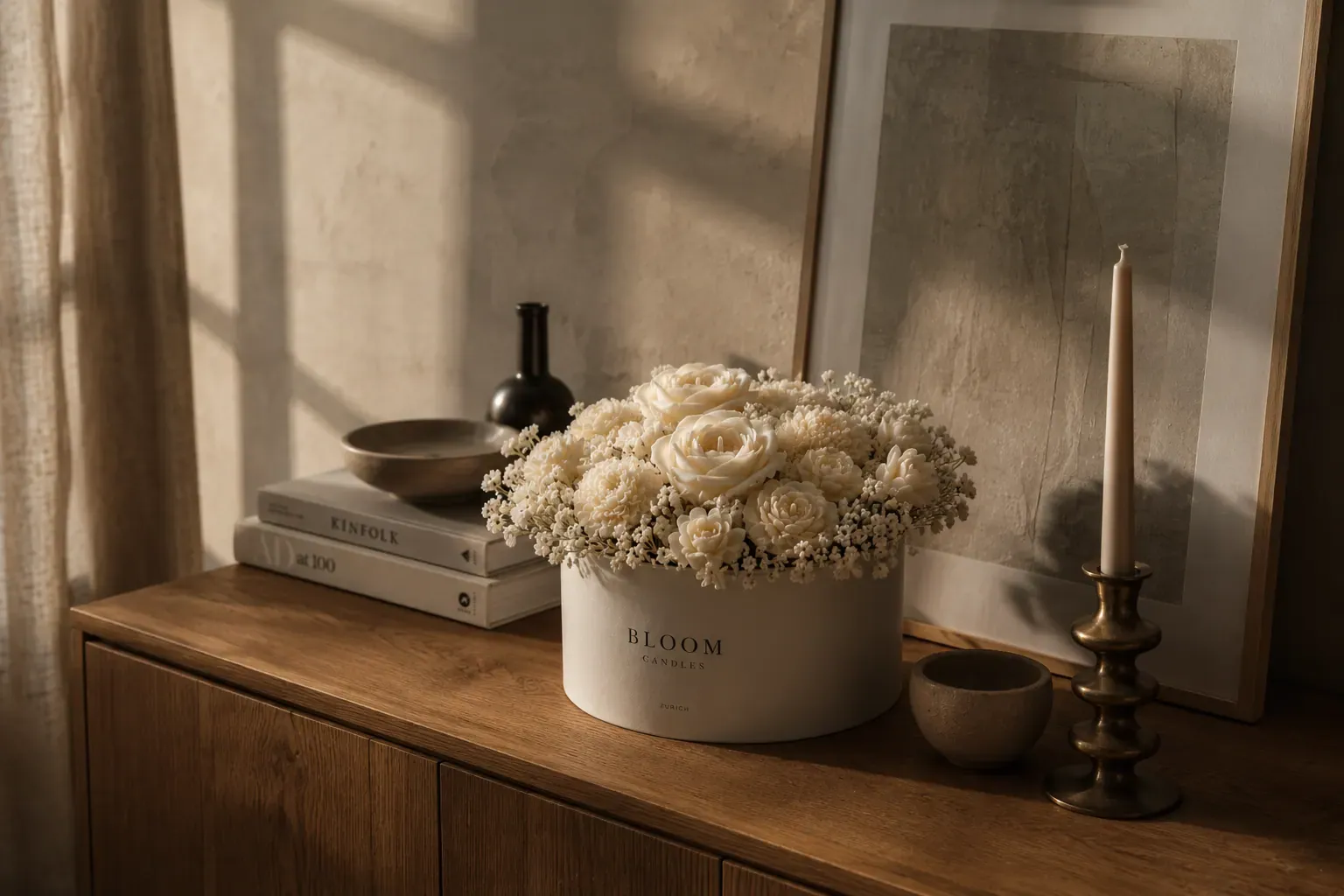 Florales Kerzenbouquet aus cremefarbenen Wachsblüten in weisser Bloom-Candles-Geschenkbox auf einem Holz-Sideboard, warmes Abendlicht — bleibende Alternative zum Blumenstrauss aus Zürich.