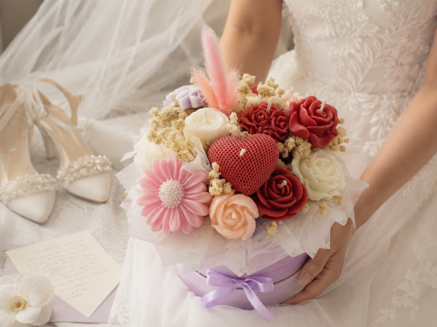 Braut mit Bloom Bouquet — Hochzeitsgeschenk Zürich Braut mit individuellem Bouquet aus Kerzenblüten als Hochzeitsgeschenk aus Zürich