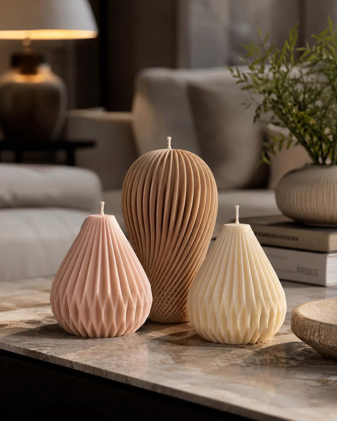 Skulpturale Rippen-Säulenkerze auf Kinfolk-Büchern — BLOOM Candles Zürich